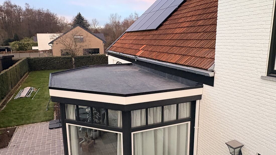Afgewerkt EPDM plat dak op een erker door Pierre Constructions